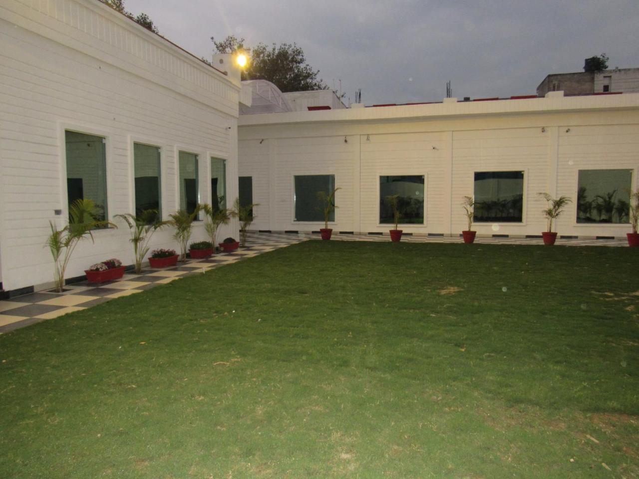The English Garden Mohali Esterno foto