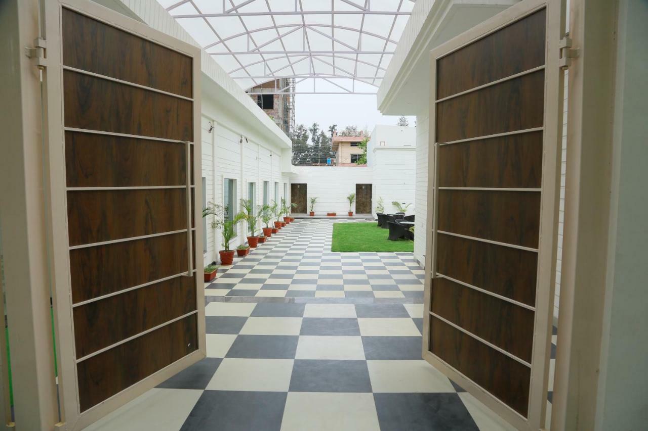 The English Garden Mohali Esterno foto