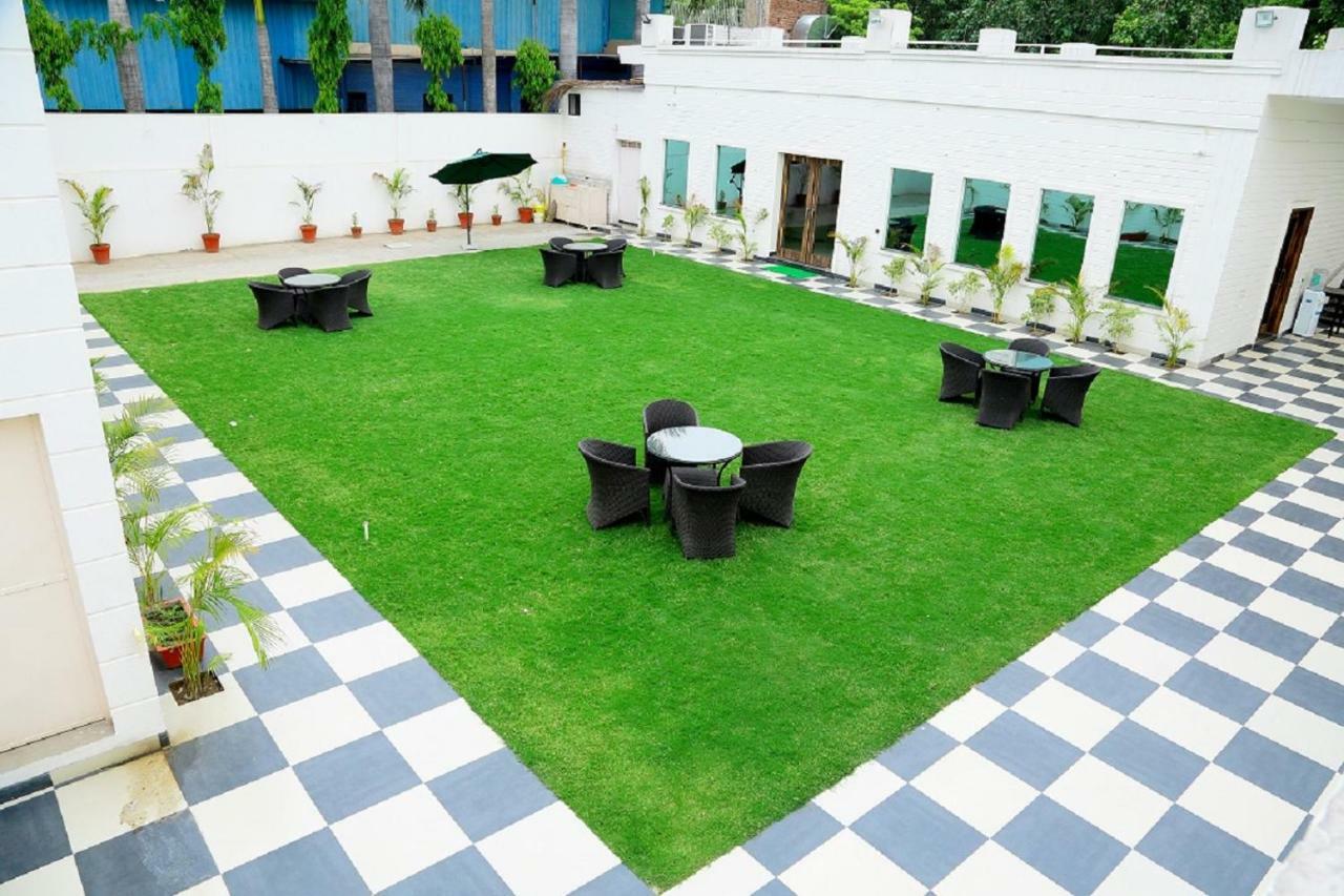 The English Garden Mohali Esterno foto